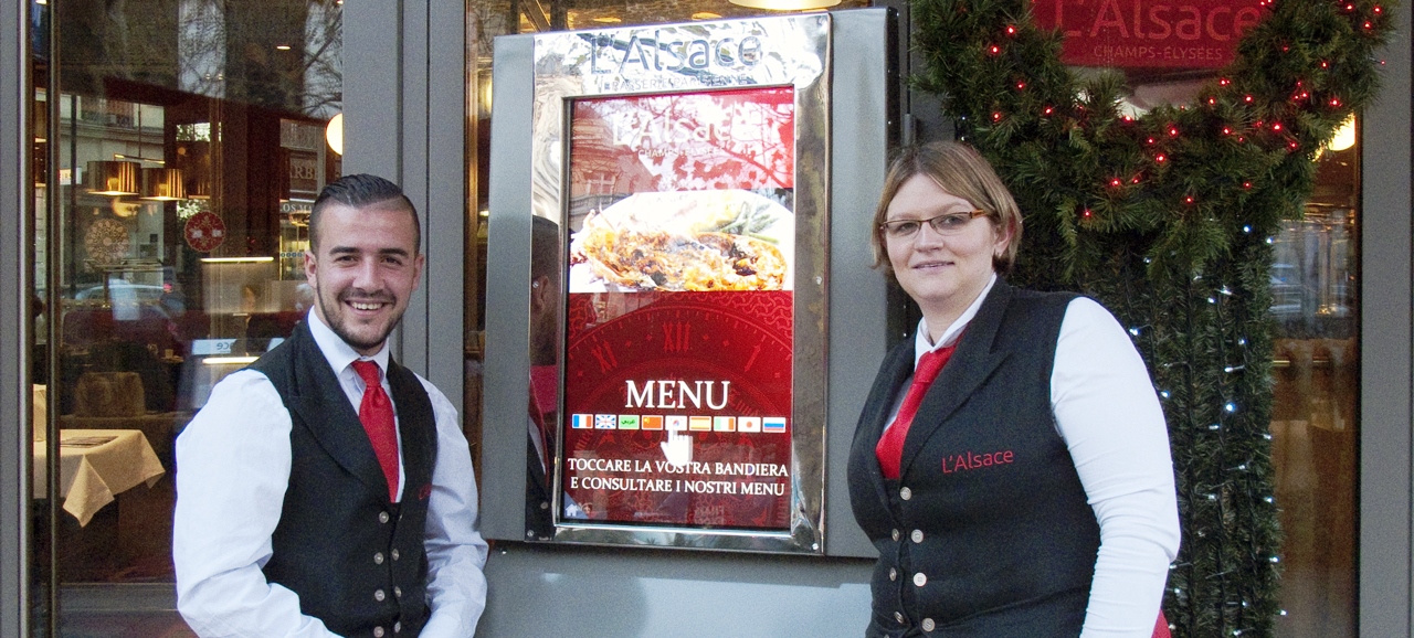 Écran tactile des menus avec serveurs du restaurant L'Alsace